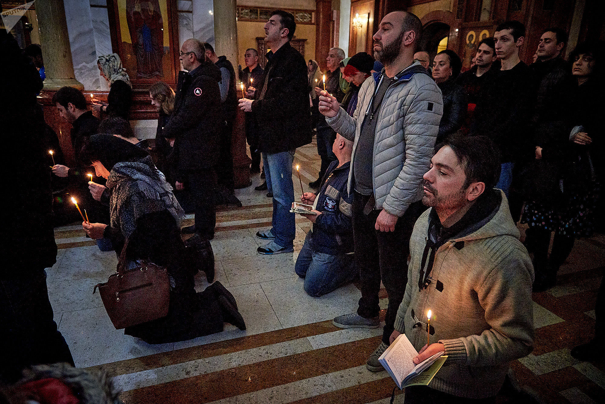 Верующие в храме Самеба во время празднования Гиоргоба