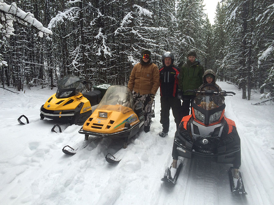 Охотники на снегоходах