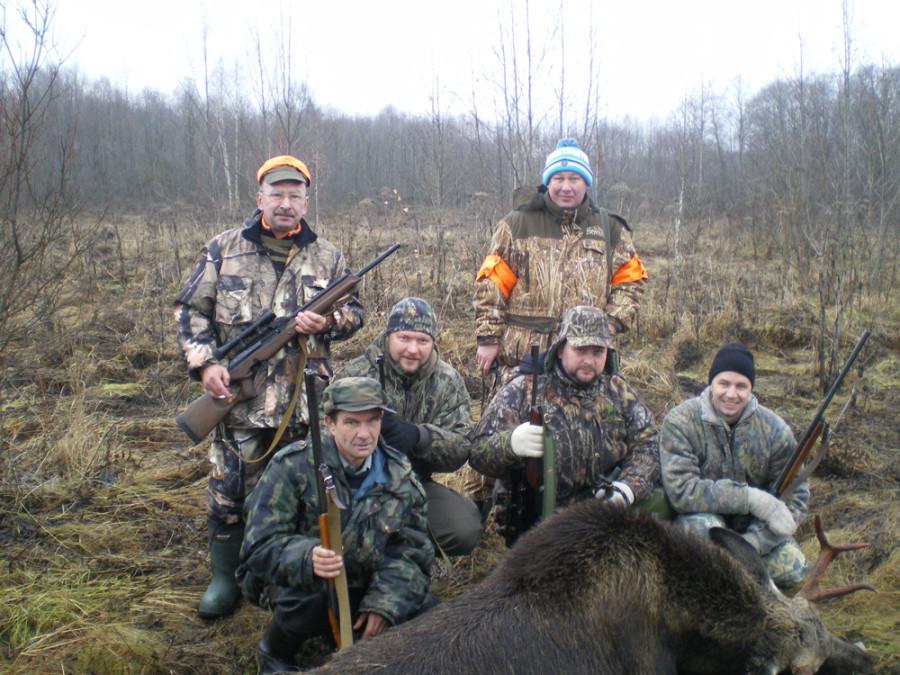 Команда загонщиков завалила сохатого