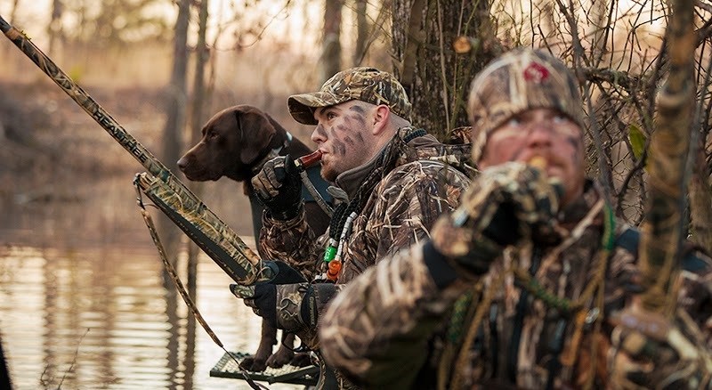 Цель охоты с манком - привлечь, пролетающих на большом расстоянии, уток к расставленным чучелам