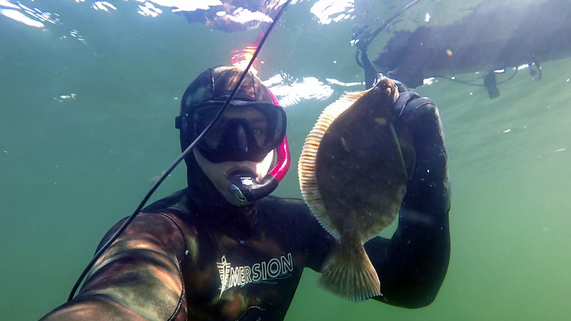 Парень с палтусам в руках 