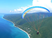 Параплан в полете над Гаграми