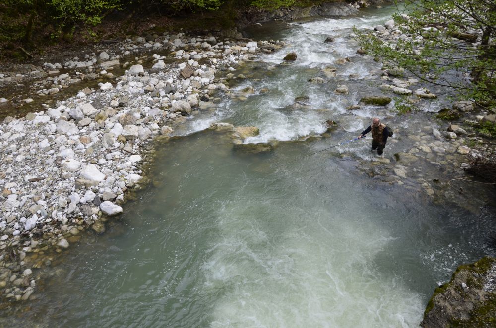 При забросе против течения у форели меньше шансов увидеть силуэт рыбака