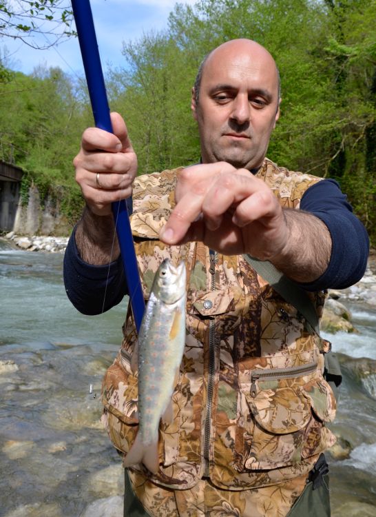Сочинец Ален Айрапетян искусно ловит форель на малька