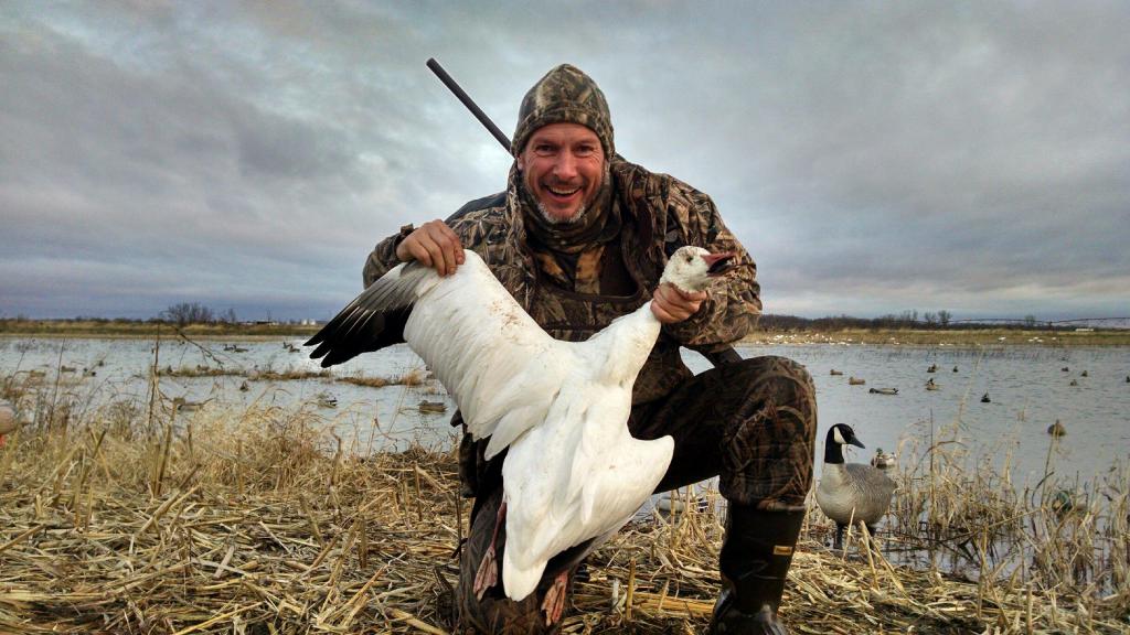 Охотник держит дичь.