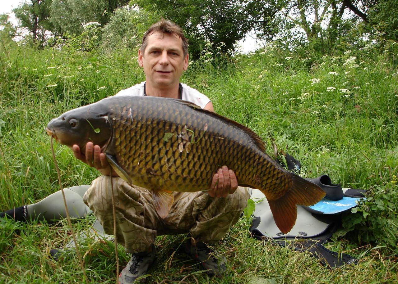 Рыбак с огромной рыбой 