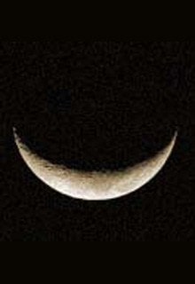 месяц в ночном небе