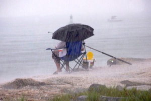 Во время дождя карась ловится не слишком активно.