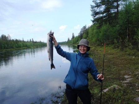 С трофеем на реке Варзуга
