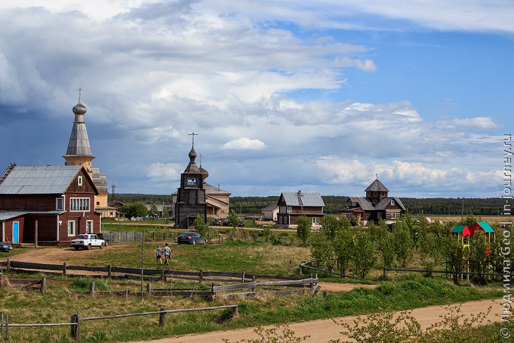 церковь и близлежащие строения в селе Варзуга