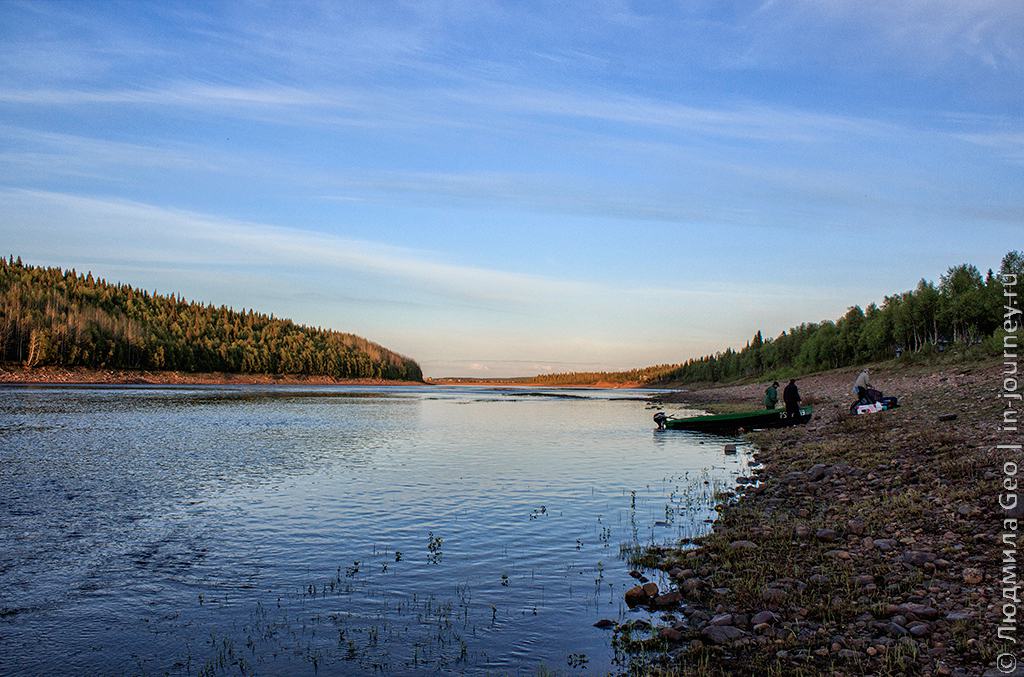 рыбаки с лодкой на реке Варзуга
