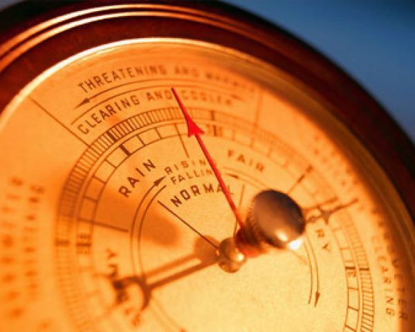 При каком давлении клюет рыба