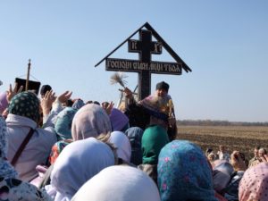 люди возле креста