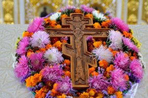 крест на цветах