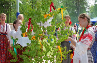 Украшение берез