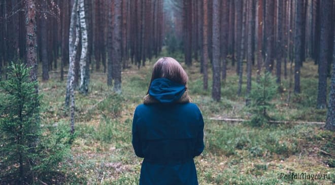 Девушка в сосновом лесу