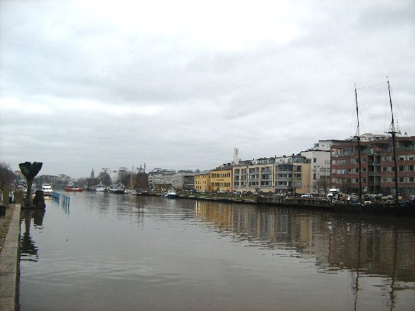 В ноябре как правило стоит пасмурная погода, да и темнее рано