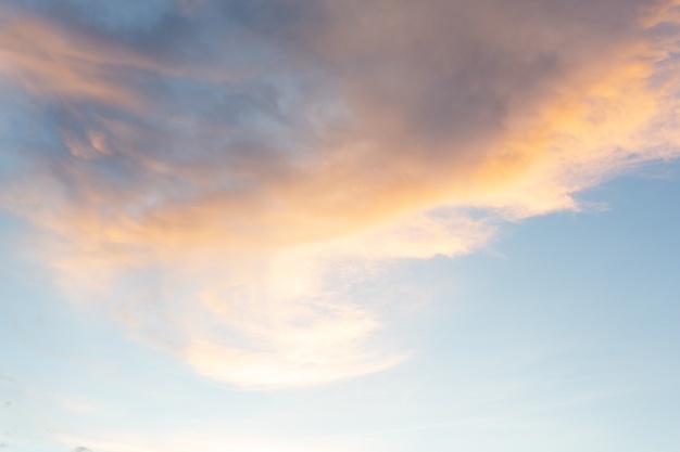 Солнечный свет и облачное небо с высоты птичьего полета