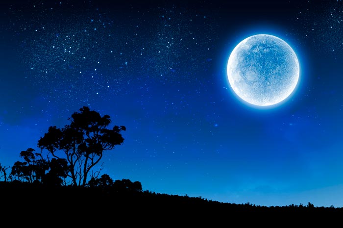 яркая луна
