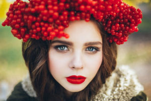 Венок рябины на девушке