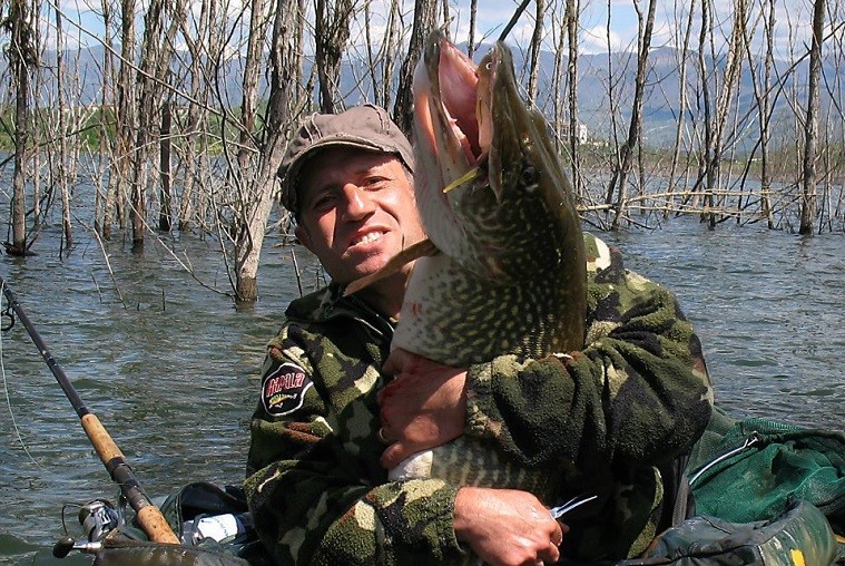 Рыбак с гигантской щукой 