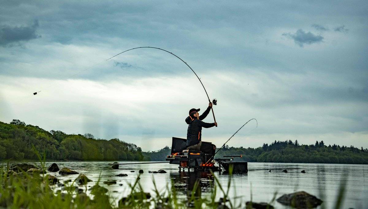 Рыбалочка на могучей реке днепр с берега и лодки фото видео