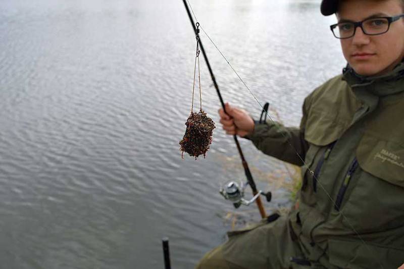 Рыбалка на днепре - ловля на фидер в городе с известным рыбаком