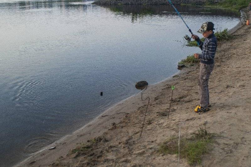 Рыбалка на днепре - ловля на фидер в городе с известным рыбаком