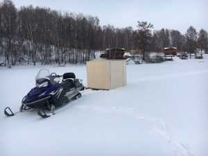 рыбачим на передвижной рыбацкой юрте