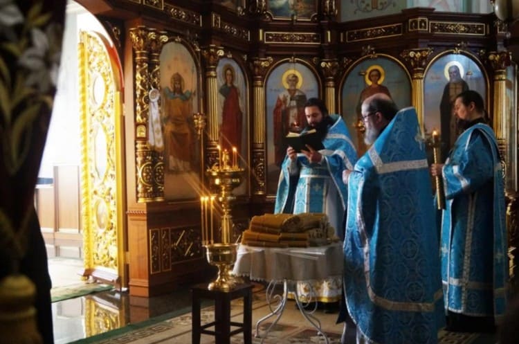 Освещение свечей на Сретение