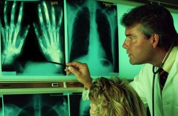 врач и рентгенограммы