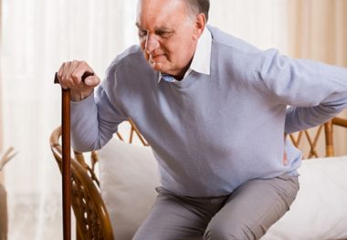 Мужчина с палочкой