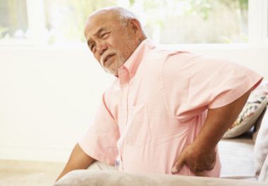 Мужчина держится за спину