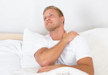 Мужчина на кровати