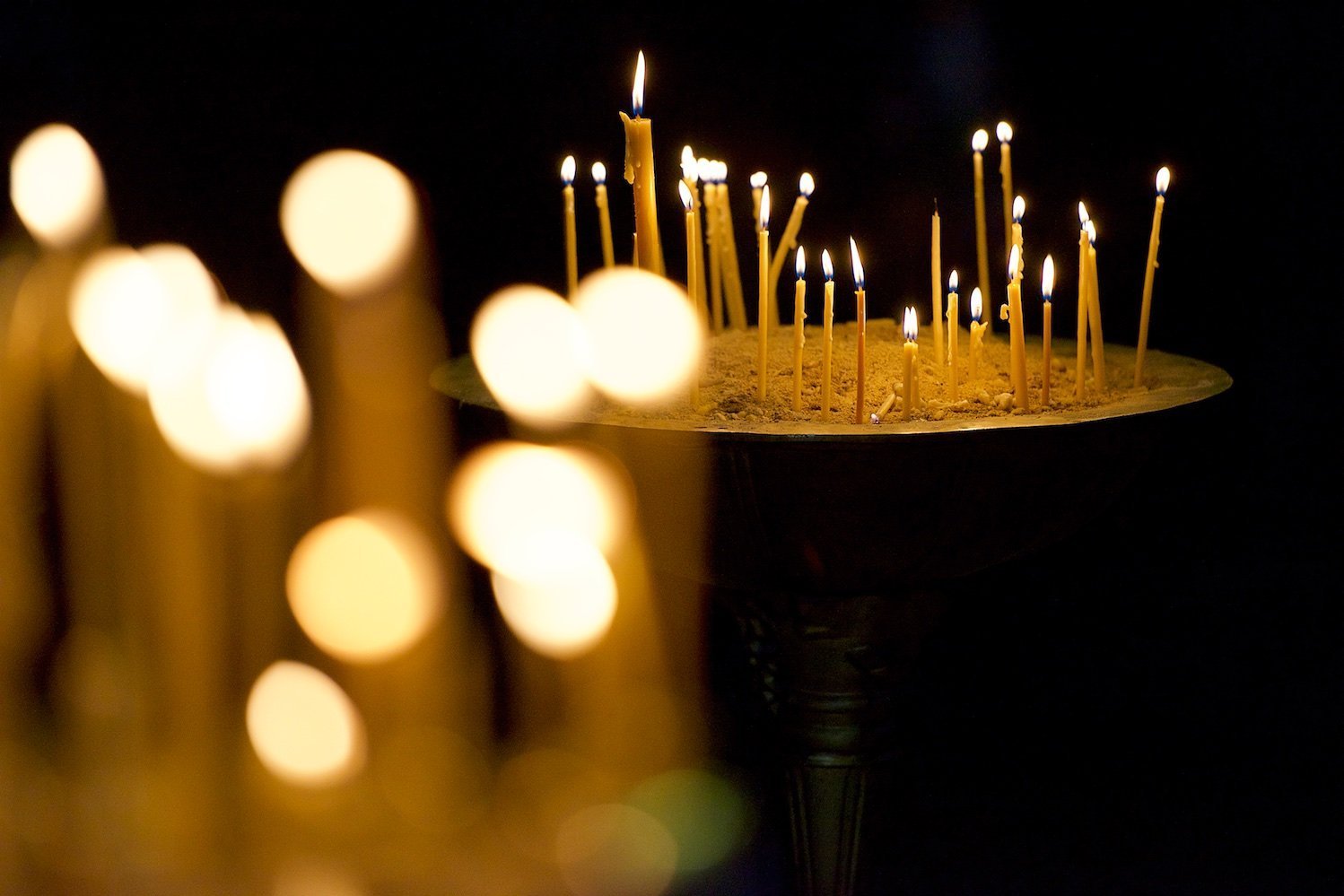 Горящие свечи у икон в кафедральном соборе Светицховели