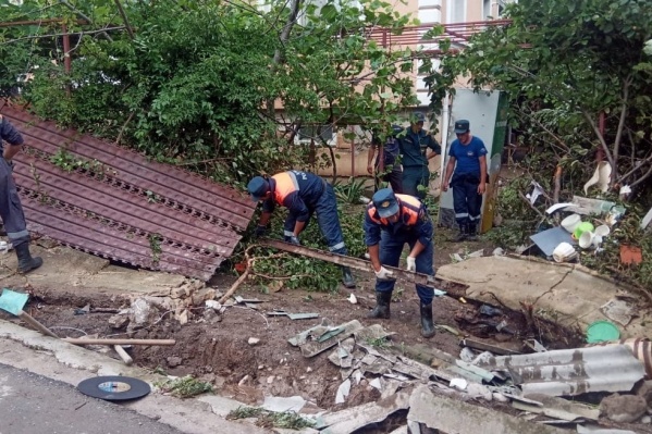 Разбор завалов после подтопления в Бахчисарайском районе