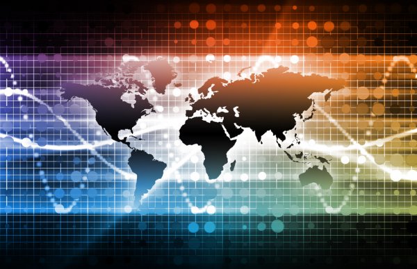 Тысячи выпускников отметили праздник Алые паруса в Петербурге. Видео