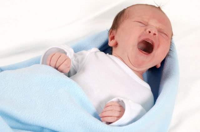 малышка плачет, погодные изменения