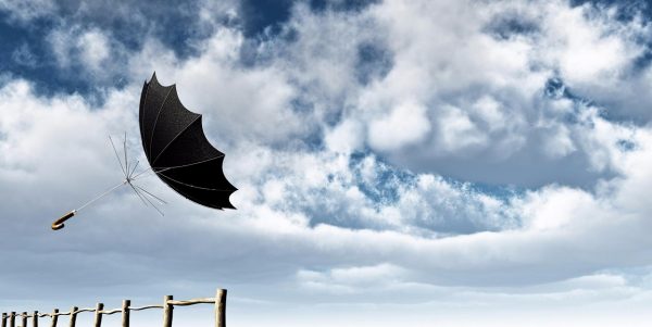 Ветер и выгнутый черный зонт