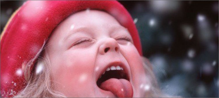 девочка-ловит-снежинки-языком