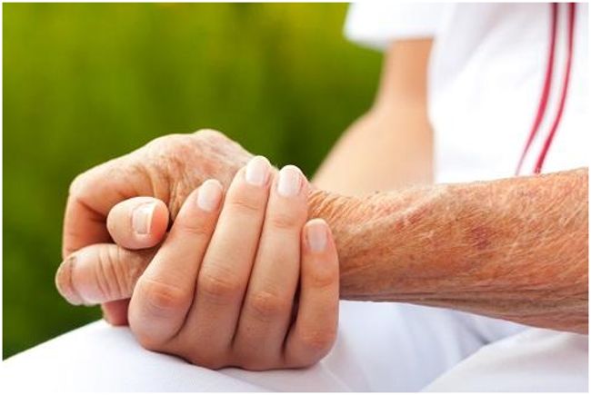 люди держатся за руки