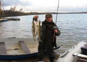 рыбак с уловом на Яузском водохранилище