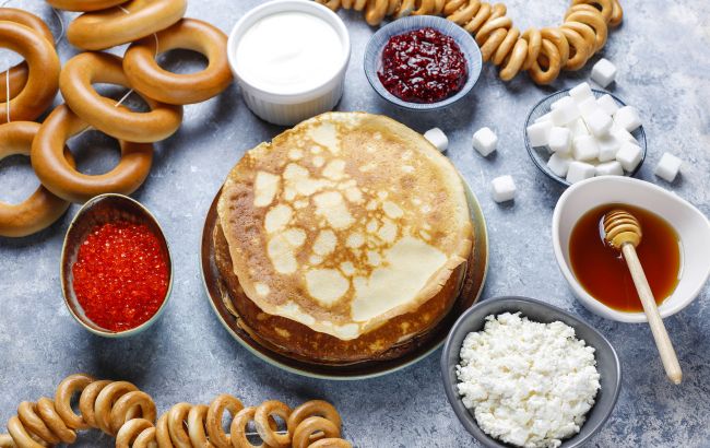 Блины с икрой, творогом, медом, сахаром, вареньем и баранками 