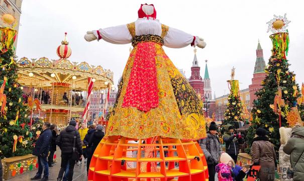 Чучело Масленицы на городской площади