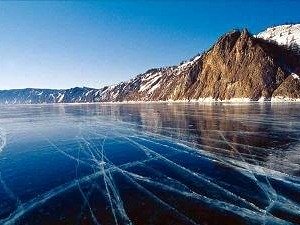 Лед на озере Байкал