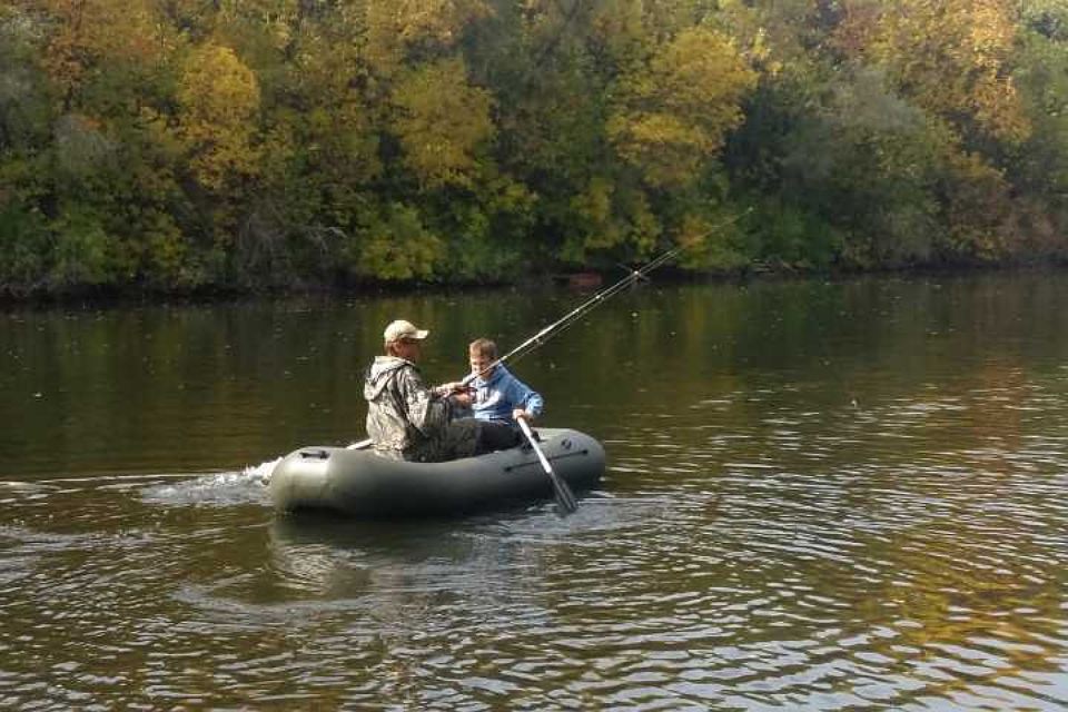 Два рыбака в лодке 