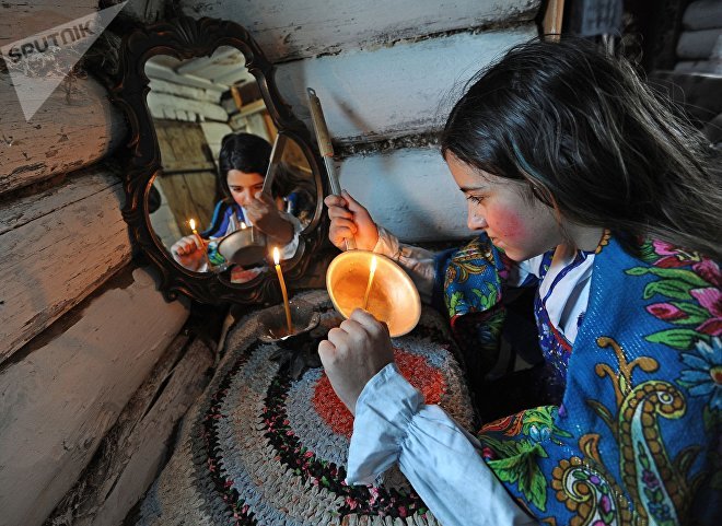 Девушка гадает во время святок в Челябинске