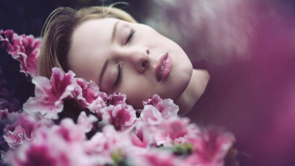 спящая девушка и цветы