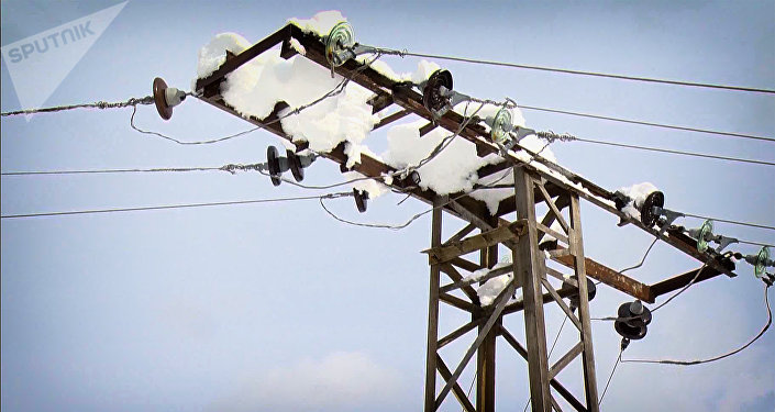 Высоковольтная линия электропередач зимой в высокогорном Хулойском районе Аджарии