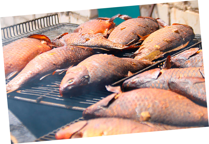 Жареная рыба на углях.